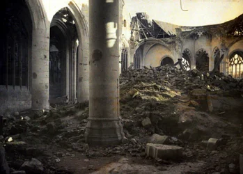 El interior de la iglesia gravemente dañada, Roye, Somme, Francia, 1917